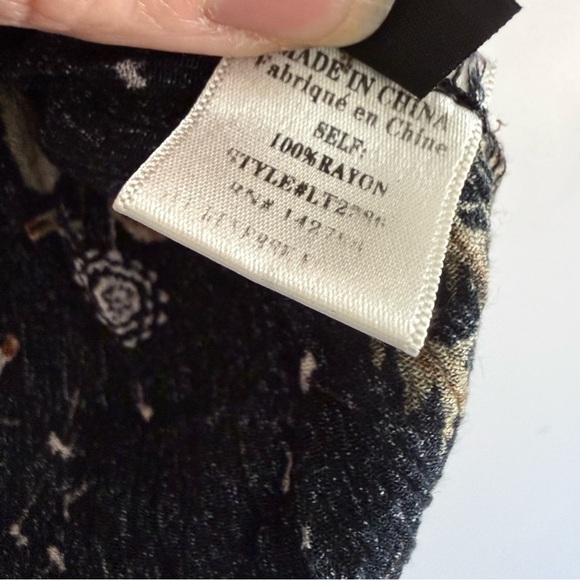 Floral Black Women's Top - Picture 6 of 9